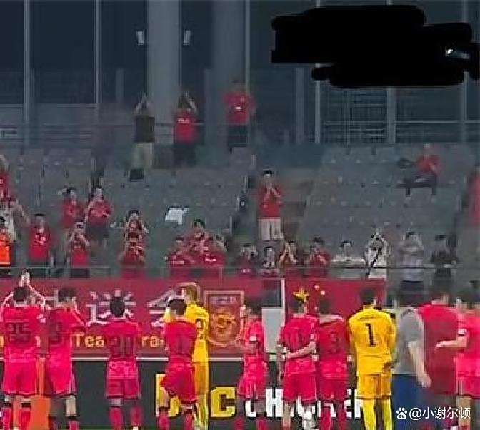 关于一场备受关注的比赛，现场球迷热情高涨的信息