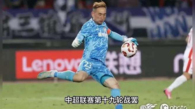 柯隆主场成功保级，球队庆祝胜利场面热烈