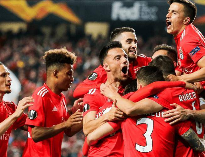 熊猫直播tv-法甲联赛球队交锋激烈，胜负悬念令人期待