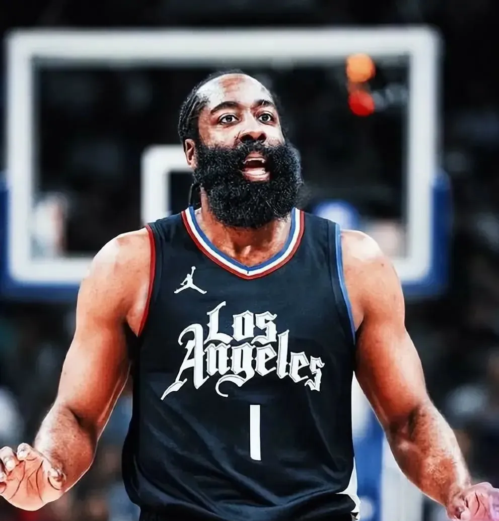 新晋球员崭露头角,被誉为新一代篮球巨星 新晋球员崭露头角,被誉为新一代篮球巨星