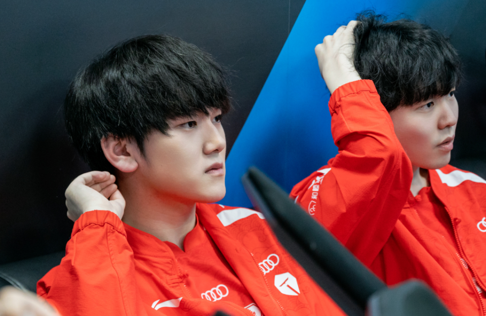 熊猫体育-NS横扫DK，Elk打出惊人五杀顶尖较量四强赛，点燃全场激情