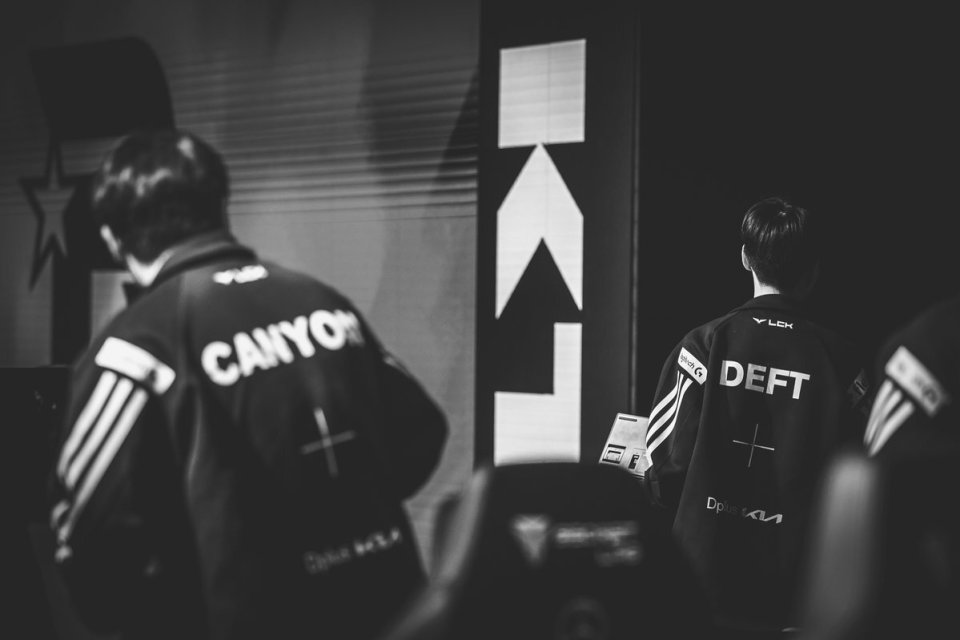 熊猫体育官方网站-DK翻盘C9，Deft完成史诗逆转鏖战多局成都决赛之夜，成为赛场最大亮点