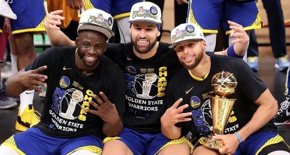 熊猫体育官方网站-勇士全队队员共同庆祝收获连胜