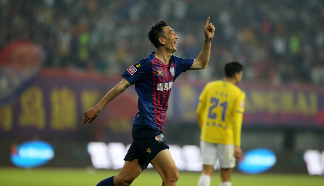 上海申鑫轻松击败广州富力，继续领跑