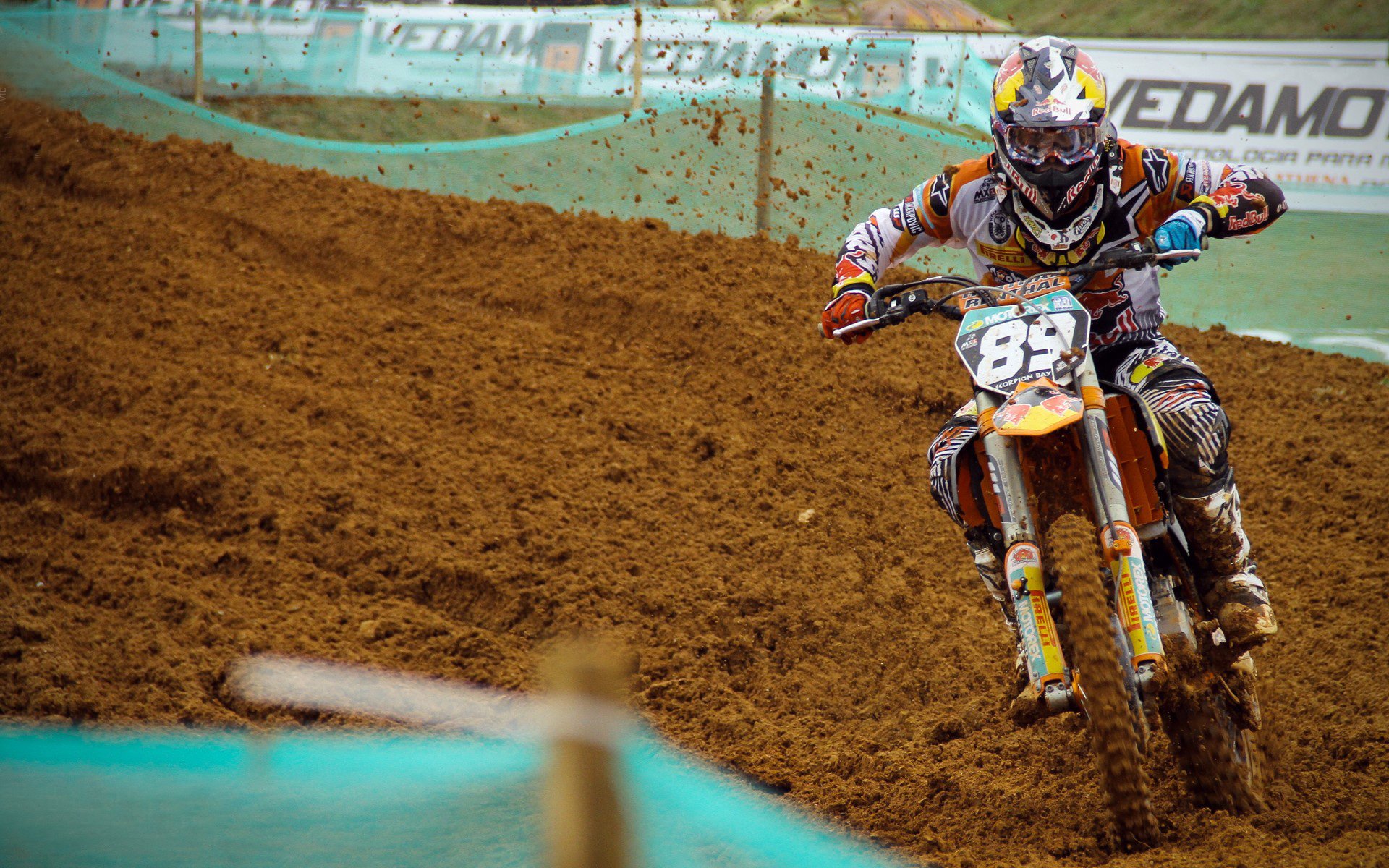 熊猫体育官方-跨界风暴，北京队掀翻骑士，戈贝尔在F1街道赛上演逆天接管